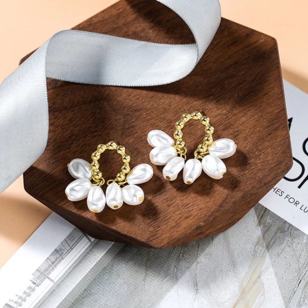 🌟 Gold Tone Simulated Pearl Earrings